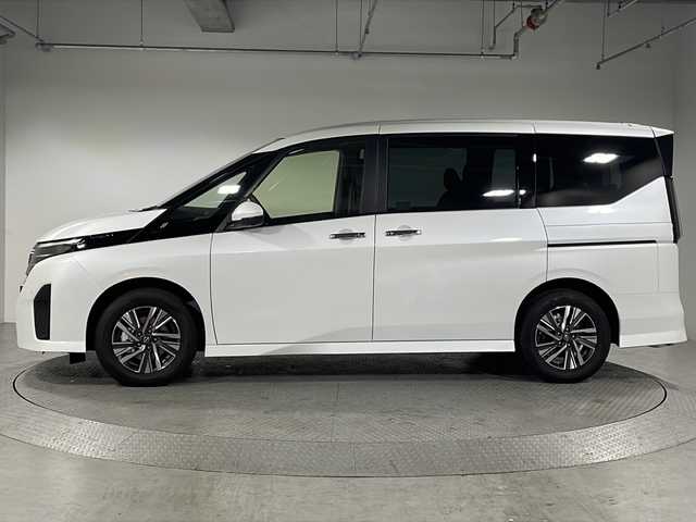 日産 セレナ e－パワー ハイウェイスター V 神奈川県 2024(令6)年 0.1万km未満 プリズムホワイト 登録済未使用車/純正メーカーOP12.3インチナビ/Bluetooth&USB&HDMI &フルセグTV/アラウンドビューモニター/デジタルインナーミラー/両側パワースライドドア/ハンズフリーオートスライドドア/純正ビルトインETC2.0/純正ドライブレコーダー前後/置くだけ充電/プロパイロット2.0/インテリジェントエマージェンシーブレーキ/衝突回避ステアリングアシスト/踏み間違い衝突防止アシスト/前方衝突予測警報/標識検知機能/先行車発進お知らせ/後側方衝突防止支援システム/車線逸脱防止支援システム/後側方車両検知警報/車線逸脱警報/ふらつき警報/後退時車両検知警報/電動パーキングブレーキ/オートブレーキホールド/LEDヘッドライト/LEDフォグライト/ウィンカーミラー