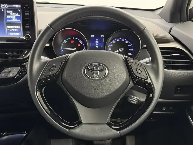 トヨタ Ｃ－ＨＲ G 三重県 2020(令2)年 2.7万km ホワイトパールクリスタルシャイン ハイブリッド/FF/フロアCVT/モデリスタエアロキット（F/S/R下）/純正 8インチディスプレイオーディオ/（AM/FM/USB/Bluetooth/Miracast/CarPlay/AndroidAuto）/【OP】パノラミックビューモニター/ビルトイン ETC/Toyota Safety Sense/・プリクラッシュセーフティ［PCS］/・レーンディパーチャーアラート［LDA］（ステアリング制御付）/・オートハイビーム［AHB］/・レーダークルーズ（全車速追従機能付）/・ブラインドスポットモニター［BSM］/・インテリジェント クリアランスソナー/・リヤクロストラフィックオートブレーキ［パーキングサポートブレーキ（静止物・後方接近車両）］/装備/・【OP】寒冷地仕様/　・ウインドシールドデアイサー、リヤフォグランプ、PTCヒーター、ヒーターリヤダクトなど/・ハーフレザーシート/・シートヒーター（D/N）/・左右独立オートエアコン/・オートライト/・LEDヘッドライト/・LEDフロント&リヤフォグランプ/・雨滴感応式フロントワイパー/・純正18inAW/・保/取/マルチ取/・予備スマートキーx1