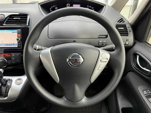 日産 セレナ 20X Vセレクション+セーフティ 道南・函館 2015(平27)年 6.8万km ブリリアントホワイトパール ・衝突被害軽減ブレーキ/・クルーズコントロール/・レーンキープアシスト/・純正ＳＤナビ（ＣＤ，ＤＶＤ，ＢＴ）/・フルセグＴＶ/・純正AWスタッドレスタイヤ積込/・両側パワースライドドア/・オートライト/・スマートキー/・エンジンプッシュスタート