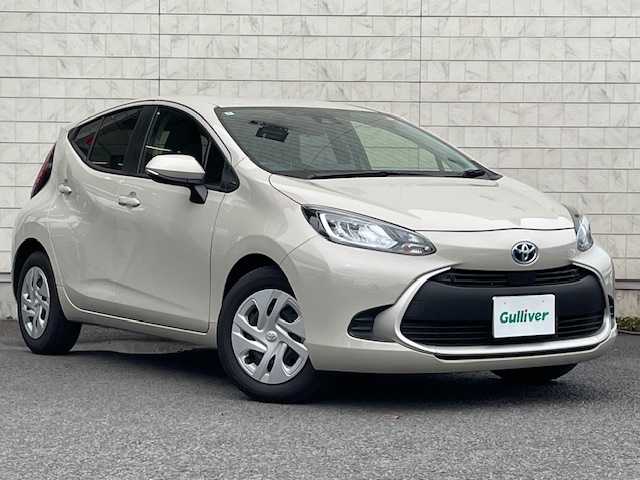 トヨタ アクア G 大分県 2022(令4)年 2.6万km クリアベージュメタリック 純正オーディオ/【Bluetooth/AMFMラジオ/Apple car Play】/外部端子接続：USB/バックカメラ/ETC/Toyota Safety Sense /・プリクラッシュセーフティ/・レーントレーシングアシスト/・レーダークルーズコントロール/・オートマチックハイビーム/・ロードサインアシスト/DN席シートヒーター/ステアリングヒーター/スマートキー2本/プッシュスタート/ヘッドライトリベライザー/AC100V/シガーソケット/電動格納ミラー/ウィンカーミラー/取扱説明書