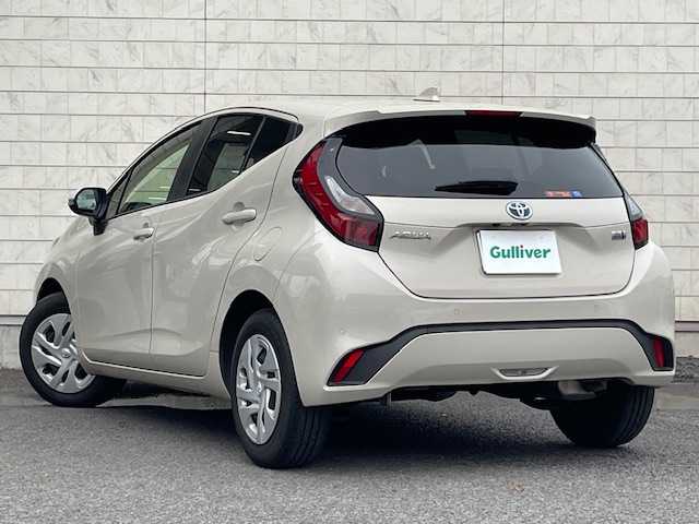トヨタ アクア G 大分県 2022(令4)年 2.6万km クリアベージュメタリック 純正オーディオ/【Bluetooth/AMFMラジオ/Apple car Play】/外部端子接続：USB/バックカメラ/ETC/Toyota Safety Sense /・プリクラッシュセーフティ/・レーントレーシングアシスト/・レーダークルーズコントロール/・オートマチックハイビーム/・ロードサインアシスト/DN席シートヒーター/ステアリングヒーター/スマートキー2本/プッシュスタート/ヘッドライトリベライザー/AC100V/シガーソケット/電動格納ミラー/ウィンカーミラー/取扱説明書