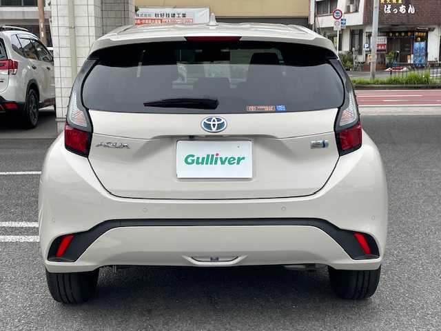 トヨタ アクア G 大分県 2022(令4)年 2.6万km クリアベージュメタリック 純正オーディオ/【Bluetooth/AMFMラジオ/Apple car Play】/外部端子接続：USB/バックカメラ/ETC/Toyota Safety Sense /・プリクラッシュセーフティ/・レーントレーシングアシスト/・レーダークルーズコントロール/・オートマチックハイビーム/・ロードサインアシスト/DN席シートヒーター/ステアリングヒーター/スマートキー2本/プッシュスタート/ヘッドライトリベライザー/AC100V/シガーソケット/電動格納ミラー/ウィンカーミラー/取扱説明書