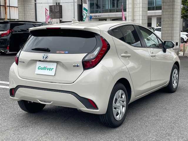 トヨタ アクア G 大分県 2022(令4)年 2.6万km クリアベージュメタリック 純正オーディオ/【Bluetooth/AMFMラジオ/Apple car Play】/外部端子接続：USB/バックカメラ/ETC/Toyota Safety Sense /・プリクラッシュセーフティ/・レーントレーシングアシスト/・レーダークルーズコントロール/・オートマチックハイビーム/・ロードサインアシスト/DN席シートヒーター/ステアリングヒーター/スマートキー2本/プッシュスタート/ヘッドライトリベライザー/AC100V/シガーソケット/電動格納ミラー/ウィンカーミラー/取扱説明書