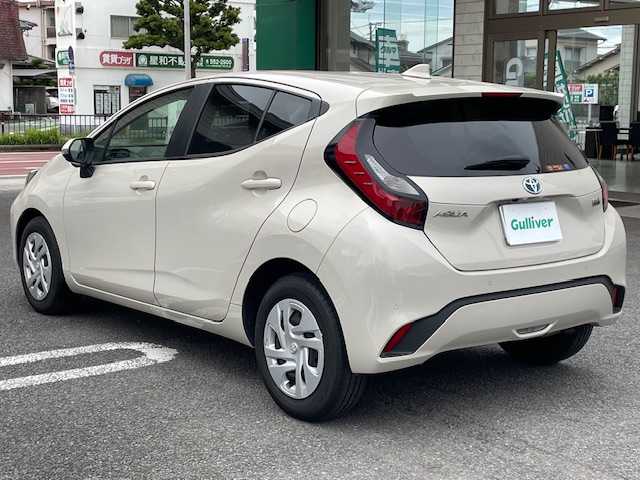 トヨタ アクア G 大分県 2022(令4)年 2.6万km クリアベージュメタリック 純正オーディオ/【Bluetooth/AMFMラジオ/Apple car Play】/外部端子接続：USB/バックカメラ/ETC/Toyota Safety Sense /・プリクラッシュセーフティ/・レーントレーシングアシスト/・レーダークルーズコントロール/・オートマチックハイビーム/・ロードサインアシスト/DN席シートヒーター/ステアリングヒーター/スマートキー2本/プッシュスタート/ヘッドライトリベライザー/AC100V/シガーソケット/電動格納ミラー/ウィンカーミラー/取扱説明書