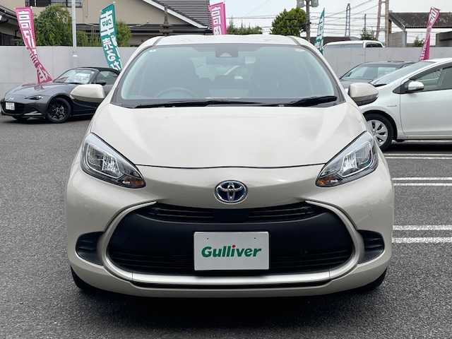 トヨタ アクア G 大分県 2022(令4)年 2.6万km クリアベージュメタリック 純正オーディオ/【Bluetooth/AMFMラジオ/Apple car Play】/外部端子接続：USB/バックカメラ/ETC/Toyota Safety Sense /・プリクラッシュセーフティ/・レーントレーシングアシスト/・レーダークルーズコントロール/・オートマチックハイビーム/・ロードサインアシスト/DN席シートヒーター/ステアリングヒーター/スマートキー2本/プッシュスタート/ヘッドライトリベライザー/AC100V/シガーソケット/電動格納ミラー/ウィンカーミラー/取扱説明書