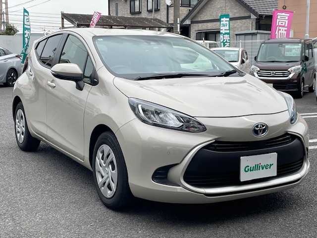 トヨタ アクア G 大分県 2022(令4)年 2.6万km クリアベージュメタリック 純正オーディオ/【Bluetooth/AMFMラジオ/Apple car Play】/外部端子接続：USB/バックカメラ/ETC/Toyota Safety Sense /・プリクラッシュセーフティ/・レーントレーシングアシスト/・レーダークルーズコントロール/・オートマチックハイビーム/・ロードサインアシスト/DN席シートヒーター/ステアリングヒーター/スマートキー2本/プッシュスタート/ヘッドライトリベライザー/AC100V/シガーソケット/電動格納ミラー/ウィンカーミラー/取扱説明書