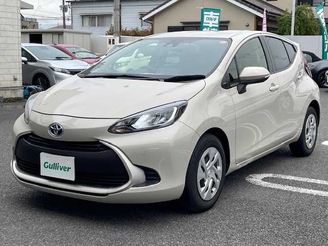 トヨタ アクア G 大分県 2022(令4)年 2.6万km クリアベージュメタリック 純正オーディオ/【Bluetooth/AMFMラジオ/Apple car Play】/外部端子接続：USB/バックカメラ/ETC/Toyota Safety Sense /・プリクラッシュセーフティ/・レーントレーシングアシスト/・レーダークルーズコントロール/・オートマチックハイビーム/・ロードサインアシスト/DN席シートヒーター/ステアリングヒーター/スマートキー2本/プッシュスタート/ヘッドライトリベライザー/AC100V/シガーソケット/電動格納ミラー/ウィンカーミラー/取扱説明書