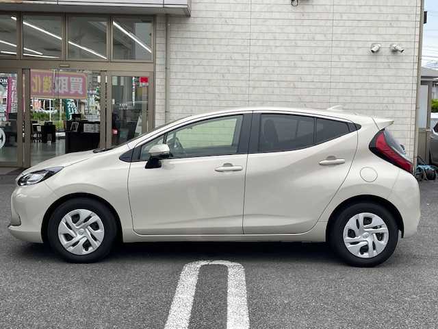 トヨタ アクア G 大分県 2022(令4)年 2.6万km クリアベージュメタリック 純正オーディオ/【Bluetooth/AMFMラジオ/Apple car Play】/外部端子接続：USB/バックカメラ/ETC/Toyota Safety Sense /・プリクラッシュセーフティ/・レーントレーシングアシスト/・レーダークルーズコントロール/・オートマチックハイビーム/・ロードサインアシスト/DN席シートヒーター/ステアリングヒーター/スマートキー2本/プッシュスタート/ヘッドライトリベライザー/AC100V/シガーソケット/電動格納ミラー/ウィンカーミラー/取扱説明書