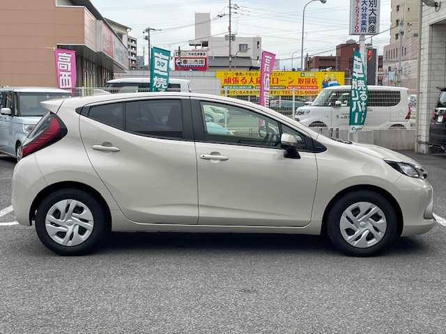 トヨタ アクア G 大分県 2022(令4)年 2.6万km クリアベージュメタリック 純正オーディオ/【Bluetooth/AMFMラジオ/Apple car Play】/外部端子接続：USB/バックカメラ/ETC/Toyota Safety Sense /・プリクラッシュセーフティ/・レーントレーシングアシスト/・レーダークルーズコントロール/・オートマチックハイビーム/・ロードサインアシスト/DN席シートヒーター/ステアリングヒーター/スマートキー2本/プッシュスタート/ヘッドライトリベライザー/AC100V/シガーソケット/電動格納ミラー/ウィンカーミラー/取扱説明書