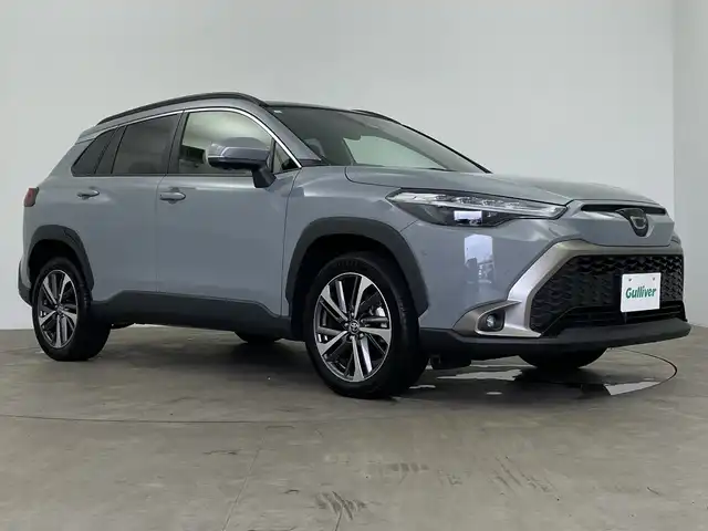 トヨタ カローラ クロス ハイブリッド Z 鹿児島県 2024(令6)年 1.3万km セメントグレーメタリック 純正10.5インチオーディオディスプレイ（ナビ機能あり）/全方位カメラ/トヨタセーフティセンス/・プリクラッシュセーフティー/・レーントレーシングアシスト/・レーンディパーチャーアラート/・レーダークルーズコントロール/・発進遅れ告知機能/・オートマチックハイビーム/ブラインドスポットモニター/前後コーナーセンサー/パノラマルーフ/パワーシート/シートヒーター/純正ビルトインETC2.0/純正18インチアルミホイール/純正フロアマット/LEDヘッドライト/フォグランプ/Bluetooth、CD/フルセグTV