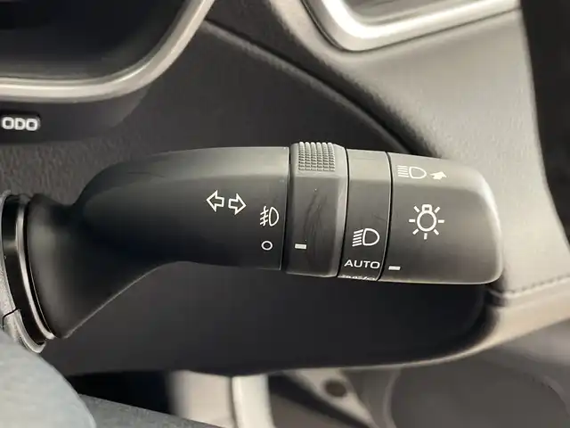 トヨタ カローラ クロス ハイブリッド Z 鹿児島県 2024(令6)年 1.3万km セメントグレーメタリック 純正10.5インチオーディオディスプレイ（ナビ機能あり）/全方位カメラ/トヨタセーフティセンス/・プリクラッシュセーフティー/・レーントレーシングアシスト/・レーンディパーチャーアラート/・レーダークルーズコントロール/・発進遅れ告知機能/・オートマチックハイビーム/ブラインドスポットモニター/前後コーナーセンサー/パノラマルーフ/パワーシート/シートヒーター/純正ビルトインETC2.0/純正18インチアルミホイール/純正フロアマット/LEDヘッドライト/フォグランプ/Bluetooth、CD/フルセグTV