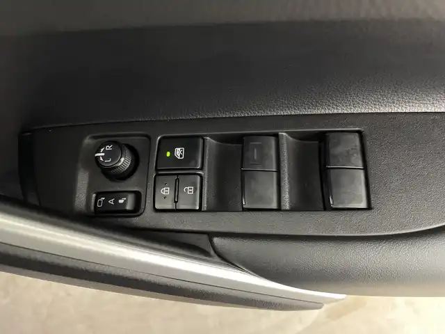 トヨタ カローラ クロス ハイブリッド Z 鹿児島県 2024(令6)年 1.3万km セメントグレーメタリック 純正10.5インチオーディオディスプレイ（ナビ機能あり）/全方位カメラ/トヨタセーフティセンス/・プリクラッシュセーフティー/・レーントレーシングアシスト/・レーンディパーチャーアラート/・レーダークルーズコントロール/・発進遅れ告知機能/・オートマチックハイビーム/ブラインドスポットモニター/前後コーナーセンサー/パノラマルーフ/パワーシート/シートヒーター/純正ビルトインETC2.0/純正18インチアルミホイール/純正フロアマット/LEDヘッドライト/フォグランプ/Bluetooth、CD/フルセグTV