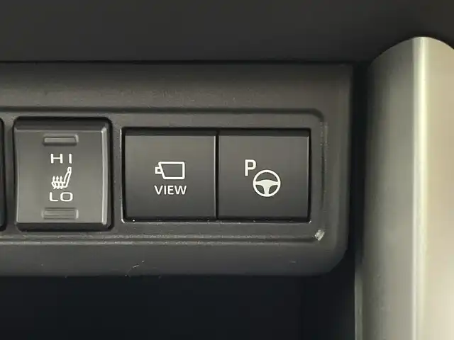 トヨタ カローラ クロス ハイブリッド Z 鹿児島県 2024(令6)年 1.3万km セメントグレーメタリック 純正10.5インチオーディオディスプレイ（ナビ機能あり）/全方位カメラ/トヨタセーフティセンス/・プリクラッシュセーフティー/・レーントレーシングアシスト/・レーンディパーチャーアラート/・レーダークルーズコントロール/・発進遅れ告知機能/・オートマチックハイビーム/ブラインドスポットモニター/前後コーナーセンサー/パノラマルーフ/パワーシート/シートヒーター/純正ビルトインETC2.0/純正18インチアルミホイール/純正フロアマット/LEDヘッドライト/フォグランプ/Bluetooth、CD/フルセグTV