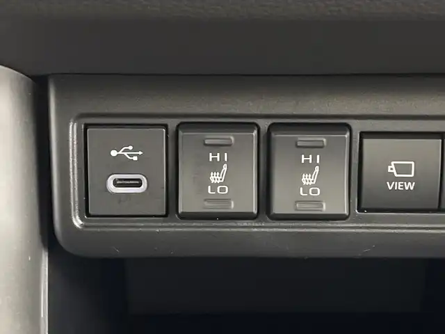 トヨタ カローラ クロス ハイブリッド Z 鹿児島県 2024(令6)年 1.3万km セメントグレーメタリック 純正10.5インチオーディオディスプレイ（ナビ機能あり）/全方位カメラ/トヨタセーフティセンス/・プリクラッシュセーフティー/・レーントレーシングアシスト/・レーンディパーチャーアラート/・レーダークルーズコントロール/・発進遅れ告知機能/・オートマチックハイビーム/ブラインドスポットモニター/前後コーナーセンサー/パノラマルーフ/パワーシート/シートヒーター/純正ビルトインETC2.0/純正18インチアルミホイール/純正フロアマット/LEDヘッドライト/フォグランプ/Bluetooth、CD/フルセグTV