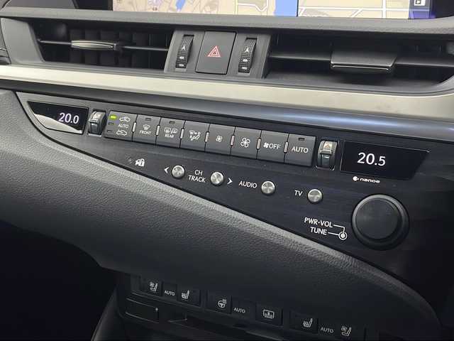 レクサス ＥＳ 300h Fスポーツ 富山県 2019(令1)年 4.7万km ホワイトノーヴァガラスフレーク 純正メーカーOPナビ/・AM/FM/CD/DVD/Bluetooth/フルセグ/バックモニター/衝突被害軽減システム/レーンキープアシスト/アダプティブクルーズコントロ―ル/ブラインドスポットモニター/RCTA/パーキングアシスト/デジタルインナーミラー/純正ビルトインETC2.0/フロントドライブレコーダー/電動リアゲート/サンルーフ/レザーシート/前席パワーシート/前席エアシート/前席シートヒーター/ステアリングヒーター/純正LEDヘッドライト/オートライト/オートマチックハイビーム/純正19インチAW夏タイヤ/社外フロアマット/スペアキー/ABS/横滑り防止機能/前後コーナーセンサー