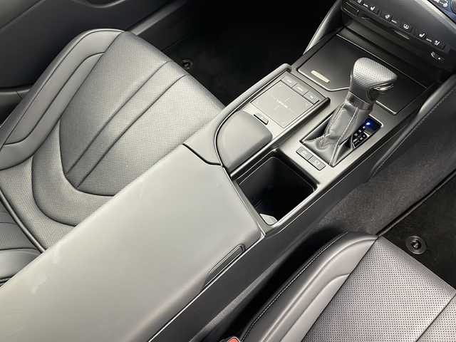 レクサス ＥＳ 300h Fスポーツ 富山県 2019(令1)年 4.7万km ホワイトノーヴァガラスフレーク 純正メーカーOPナビ/・AM/FM/CD/DVD/Bluetooth/フルセグ/バックモニター/衝突被害軽減システム/レーンキープアシスト/アダプティブクルーズコントロ―ル/ブラインドスポットモニター/RCTA/パーキングアシスト/デジタルインナーミラー/純正ビルトインETC2.0/フロントドライブレコーダー/電動リアゲート/サンルーフ/レザーシート/前席パワーシート/前席エアシート/前席シートヒーター/ステアリングヒーター/純正LEDヘッドライト/オートライト/オートマチックハイビーム/純正19インチAW夏タイヤ/社外フロアマット/スペアキー/ABS/横滑り防止機能/前後コーナーセンサー