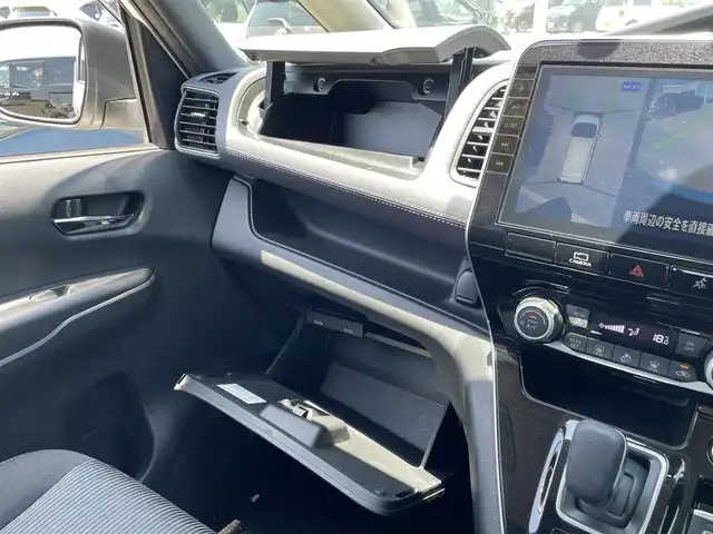 日産 セレナ e－パワー ハイウェイスター V 佐賀県 2020(令2)年 3.6万km ブリリアントホワイトパール ワンオーナー/純正10型SDナビ/・フルセグTV/CD/DVD/Bluetooth/アラウンドビューモニター/フリップダウンモニター/インテリジェントルームミラー/両側パワースライドドア/ドライブレコーダー/ビルトインETC/電子パーキングブレーキ/AUTO HOLD機能/D+N席シートヒーター/後席用サイドサンシェード/ステアリングヒーター/革巻きステアリング/ステアリングリモコン/ウィンカーミラー/純正LEDヘッドライト/純正LEDフォグライト/純正16インチアルミ/純正ドアバイザ―/純正フロアマット/取扱説明書/スペアキー１本/プロパイロット/・インテリジェントクルーズコントロール/・インテリジェントLI/・エマージェンシーブレーキ/・クリアランスソナー/・リアクロストラフィックアラート/・標識認識機能