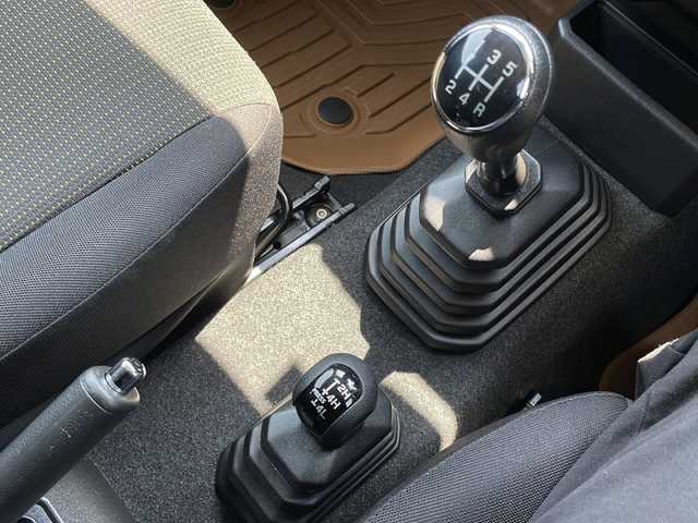 スズキ ジムニー シエラ JC 道東・釧路十勝 2022(令4)年 4.4万km 黒 4WD/5速MT/社外ディスプレイオーディオ/バックカメラ/前席シートヒーター/クルーズコントロール/衝突被害軽減ブレーキ/レーンキープアシスト/ダウンヒルアシストコントロール/スマートキー/横滑り防止装置/LEDヘッドライト/オートライト/革巻きステアリング/ステアリングスイッチ