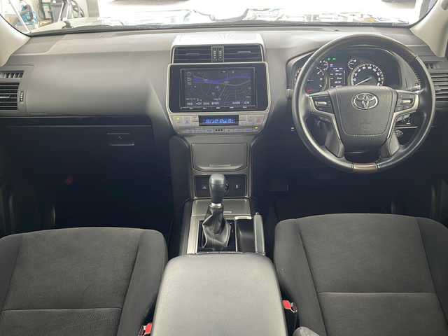 トヨタ ランドクルーザー プラド TX 兵庫県 2018(平30)年 4.9万km ブラック ・Toyota Safety Sense/・プリクラッシュセーフティ（歩行者［昼］検知機能付衝突回避支援タイプ/ミリ波レーダー＋単眼カメラ方式）/・レーンディパーチャーアラート/・オートマチックハイビーム/・レーダークルーズコントロール（ブレーキ制御付）/・VSC＆TRC（トラクションコントロール）＋ヒルスタートアシストコントロール（HAC）＋電動センターデフロック/・LEDヘッドランプ［ハイ・ロービーム］/ オートレベリング機能付＋/LEDクリアランスランプ（デイライト機能付）＋ヘッドランプクリーナー /・純正9型ナビ＆フルセグ＆BT＆DVD/・バックカメラ/・スマートキー/・スペアキー/・プッシュスタート/・ビルトインETC/・ドアバイザー/・LEDハイマウントストップランプ付リアスポイラー/・左右独立温度コントロールフルオートエアコン＆クリーンエアフィルター（花粉除去タイプ）/・フロアマット/・前後コーナーセンサー/・ステアリングスイッチ