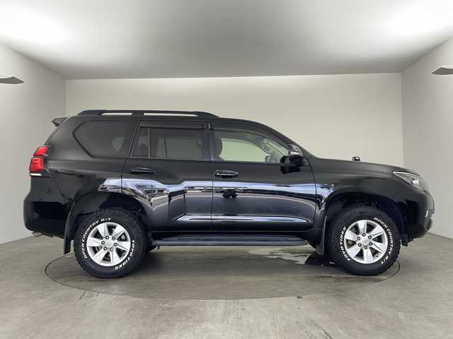 トヨタ ランドクルーザー プラド TX 兵庫県 2018(平30)年 4.9万km ブラック ・Toyota Safety Sense/・プリクラッシュセーフティ（歩行者［昼］検知機能付衝突回避支援タイプ/ミリ波レーダー＋単眼カメラ方式）/・レーンディパーチャーアラート/・オートマチックハイビーム/・レーダークルーズコントロール（ブレーキ制御付）/・VSC＆TRC（トラクションコントロール）＋ヒルスタートアシストコントロール（HAC）＋電動センターデフロック/・LEDヘッドランプ［ハイ・ロービーム］/ オートレベリング機能付＋/LEDクリアランスランプ（デイライト機能付）＋ヘッドランプクリーナー /・純正9型ナビ＆フルセグ＆BT＆DVD/・バックカメラ/・スマートキー/・スペアキー/・プッシュスタート/・ビルトインETC/・ドアバイザー/・LEDハイマウントストップランプ付リアスポイラー/・左右独立温度コントロールフルオートエアコン＆クリーンエアフィルター（花粉除去タイプ）/・フロアマット/・前後コーナーセンサー/・ステアリングスイッチ