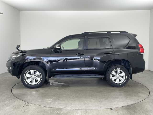 トヨタ ランドクルーザー プラド TX 兵庫県 2018(平30)年 4.9万km ブラック ・Toyota Safety Sense/・プリクラッシュセーフティ（歩行者［昼］検知機能付衝突回避支援タイプ/ミリ波レーダー＋単眼カメラ方式）/・レーンディパーチャーアラート/・オートマチックハイビーム/・レーダークルーズコントロール（ブレーキ制御付）/・VSC＆TRC（トラクションコントロール）＋ヒルスタートアシストコントロール（HAC）＋電動センターデフロック/・LEDヘッドランプ［ハイ・ロービーム］/ オートレベリング機能付＋/LEDクリアランスランプ（デイライト機能付）＋ヘッドランプクリーナー /・純正9型ナビ＆フルセグ＆BT＆DVD/・バックカメラ/・スマートキー/・スペアキー/・プッシュスタート/・ビルトインETC/・ドアバイザー/・LEDハイマウントストップランプ付リアスポイラー/・左右独立温度コントロールフルオートエアコン＆クリーンエアフィルター（花粉除去タイプ）/・フロアマット/・前後コーナーセンサー/・ステアリングスイッチ