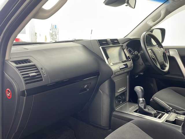 トヨタ ランドクルーザー プラド TX 兵庫県 2018(平30)年 4.9万km ブラック ・Toyota Safety Sense/・プリクラッシュセーフティ（歩行者［昼］検知機能付衝突回避支援タイプ/ミリ波レーダー＋単眼カメラ方式）/・レーンディパーチャーアラート/・オートマチックハイビーム/・レーダークルーズコントロール（ブレーキ制御付）/・VSC＆TRC（トラクションコントロール）＋ヒルスタートアシストコントロール（HAC）＋電動センターデフロック/・LEDヘッドランプ［ハイ・ロービーム］/ オートレベリング機能付＋/LEDクリアランスランプ（デイライト機能付）＋ヘッドランプクリーナー /・純正9型ナビ＆フルセグ＆BT＆DVD/・バックカメラ/・スマートキー/・スペアキー/・プッシュスタート/・ビルトインETC/・ドアバイザー/・LEDハイマウントストップランプ付リアスポイラー/・左右独立温度コントロールフルオートエアコン＆クリーンエアフィルター（花粉除去タイプ）/・フロアマット/・前後コーナーセンサー/・ステアリングスイッチ