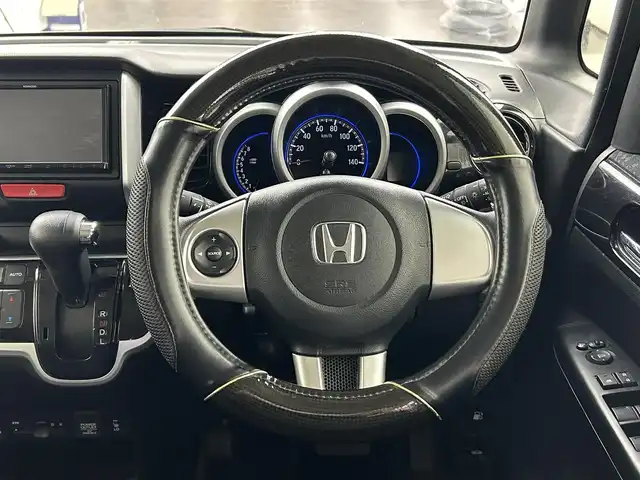 ホンダ Ｎ ＢＯＸ カスタム G Lパッケージ 道央・札幌 2017(平29)年 4.5万km プレミアムホワイトパールⅡ ・４ＷＤ/・社外メモリーナビ/　CD/DVD/SD/BT/フルセグ/・バックカメラ/・ビルトインETC/・ドライブレコーダー/・左側パワースライドドア/・前席シートヒーター/・ステアリングスイッチ/・HIDヘッドライト/・フォグライト/・オートライト/・プッシュスタート/・スマートキー/・社外エンジンスターター/・純正フロアマット/・ドアバイザー