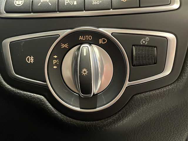 メルセデス・ベンツ ＧＬＣ２５０ 4マチックスポーツ 新潟県 2017(平29)年 2.3万km ポーラホワイト AIR BODY CONTROLサスペンション/レーダーセーフティパッケージ/・BASプラス/・リアCPA/・PRE-SAFEブレーキ/・アクティブレーンキーピングアシスト/・アクティブブラインドスポットアシスト/・ディストロニック・プラス/360°カメラシステム/アダプティブブレーキライト/ESP/COMANDシステム/・8.4インチワイドディスプレイ/純正HDDナビ/・12セグ/AM/FM/DVD/BT/可変スピードリミッター/キーレスゴー/インテリジェントライトシステム/純正19インチAW/2.0ETC