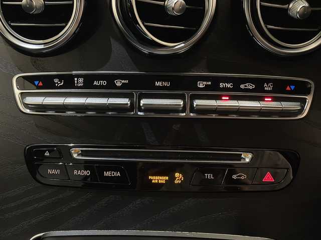 メルセデス・ベンツ ＧＬＣ２５０ 4マチックスポーツ 新潟県 2017(平29)年 2.3万km ポーラホワイト AIR BODY CONTROLサスペンション/レーダーセーフティパッケージ/・BASプラス/・リアCPA/・PRE-SAFEブレーキ/・アクティブレーンキーピングアシスト/・アクティブブラインドスポットアシスト/・ディストロニック・プラス/360°カメラシステム/アダプティブブレーキライト/ESP/COMANDシステム/・8.4インチワイドディスプレイ/純正HDDナビ/・12セグ/AM/FM/DVD/BT/可変スピードリミッター/キーレスゴー/インテリジェントライトシステム/純正19インチAW/2.0ETC