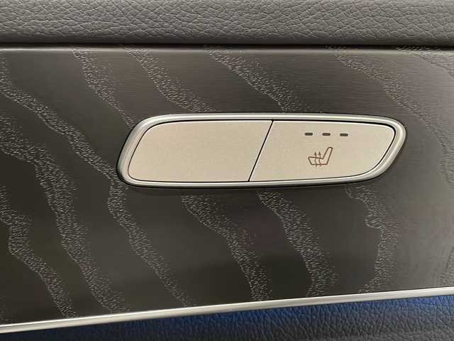 メルセデス・ベンツ ＧＬＣ２５０ 4マチックスポーツ 新潟県 2017(平29)年 2.3万km ポーラホワイト AIR BODY CONTROLサスペンション/レーダーセーフティパッケージ/・BASプラス/・リアCPA/・PRE-SAFEブレーキ/・アクティブレーンキーピングアシスト/・アクティブブラインドスポットアシスト/・ディストロニック・プラス/360°カメラシステム/アダプティブブレーキライト/ESP/COMANDシステム/・8.4インチワイドディスプレイ/純正HDDナビ/・12セグ/AM/FM/DVD/BT/可変スピードリミッター/キーレスゴー/インテリジェントライトシステム/純正19インチAW/2.0ETC