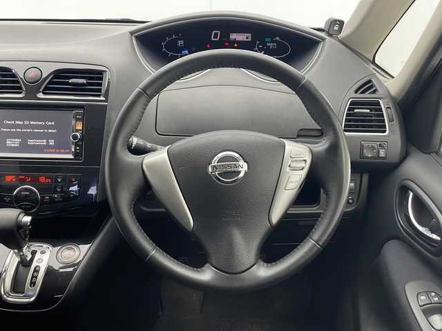 日産 セレナ ハイウェイスター Sハイブリッド 千葉県 2012(平24)年 5.7万km スーパーブラック 社外フリップダウンモニター/コーナーセンサー（前後）/クルーズコントロール/純正7インチSDナビ（MC312D-W）/　（Bluetooth/CD/DVD/USB/フルセグTV/AUX）/バックカメラ/社外ETC/アイドリングストップ/パワーステアリング/純正フロアマット/両側パワースライドドア/オートライト/キセノンヘッドライト/純正16インチアルミホイール