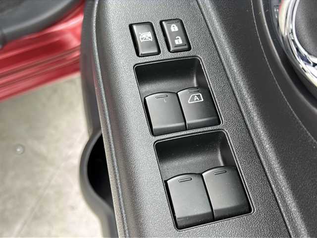 日産 マーチ 12X 30th ハピネス 三重県 2013(平25)年 4.7万km ラディアントレッド /禁煙車//スマートキー//プッシュスタート//マニュアルAC//電格ミラー//アイドリングストップ//ETC//ドアバイザー