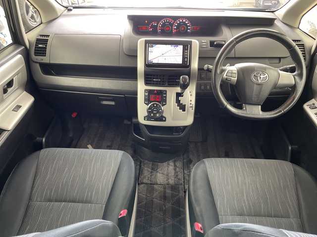 トヨタ ノア Si 道央・札幌 2012(平24)年 12.9万km ブラック ・4WD/寒冷地仕様/・社外メモリナビ/・CD/DVD/USB/SD/iPod/フルセグTV/・Bluetooth接続/・社外フリップダウンモニター/・バックカメラ/オートライト/・社外エンジンスターター/・両側パワースライドドア/・パドルシフト/ETC/・電動格納ミラー/・積込冬タイヤ純正AWセット/・スマートキー/スペアキー/・保証書/取扱説明書