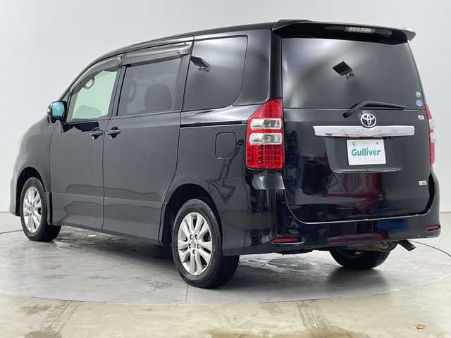 トヨタ ノア Si 道央・札幌 2012(平24)年 12.9万km ブラック ・4WD/寒冷地仕様/・社外メモリナビ/・CD/DVD/USB/SD/iPod/フルセグTV/・Bluetooth接続/・社外フリップダウンモニター/・バックカメラ/オートライト/・社外エンジンスターター/・両側パワースライドドア/・パドルシフト/ETC/・電動格納ミラー/・積込冬タイヤ純正AWセット/・スマートキー/スペアキー/・保証書/取扱説明書