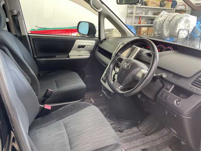 トヨタ ノア Si 道央・札幌 2012(平24)年 12.9万km ブラック ・4WD/寒冷地仕様/・社外メモリナビ/・CD/DVD/USB/SD/iPod/フルセグTV/・Bluetooth接続/・社外フリップダウンモニター/・バックカメラ/オートライト/・社外エンジンスターター/・両側パワースライドドア/・パドルシフト/ETC/・電動格納ミラー/・積込冬タイヤ純正AWセット/・スマートキー/スペアキー/・保証書/取扱説明書