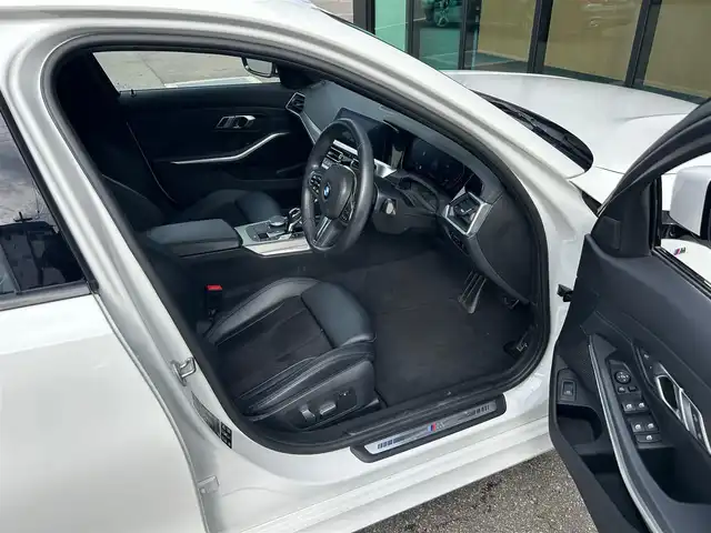 ＢＭＷ ３２０ｄ 石川県 2019(令1)年 3.9万km 白 ４WD/純正ナビ/（BT／AM／FM）/バックカメラ/ステアリングスイッチ/本革シート（黒）/シートヒーター（運転席＋助手席）/パワーシート（運転席＋助手席）/パワーバックドア/ワイヤレスチャージ（置くだけ充電）/クルーズコントロール/LEDヘッドライト/オートマチックハイビーム/ドライブレコーダー（前席）/ETC