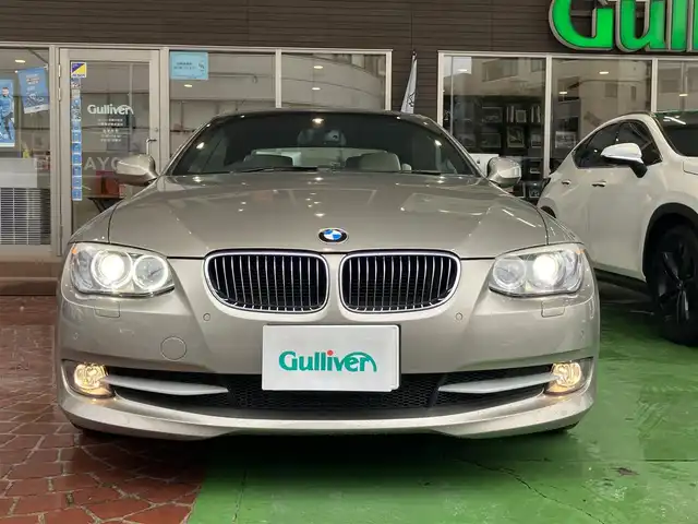 ＢＭＷ ３３５ｉ カブリオレ 神奈川県 2010(平22)年 3.6万km プラチナブロンズ 電動オープン/新車時保証書/取扱説明書/前後クリアランスソナー/HIDヘッドライト/純正ナビ/（DVD/TV/CD/FM/AM)/純正アルミホイール/前席パワーシート/前席シートヒーター