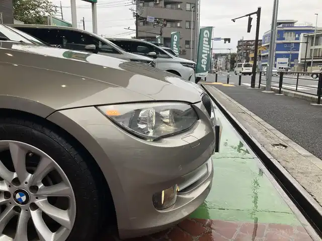 ＢＭＷ ３３５ｉ カブリオレ 神奈川県 2010(平22)年 3.6万km プラチナブロンズ 電動オープン/新車時保証書/取扱説明書/前後クリアランスソナー/HIDヘッドライト/純正ナビ/（DVD/TV/CD/FM/AM)/純正アルミホイール/前席パワーシート/前席シートヒーター
