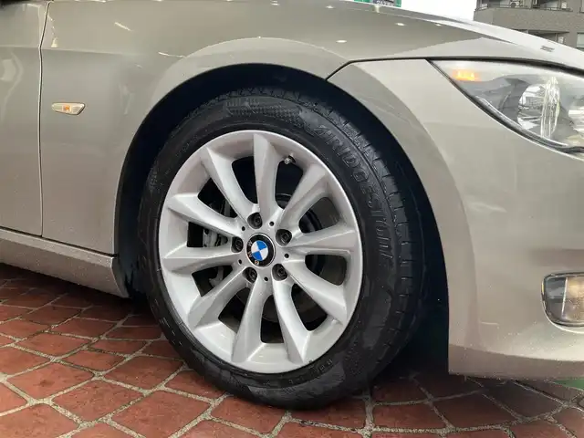 ＢＭＷ ３３５ｉ カブリオレ 神奈川県 2010(平22)年 3.6万km プラチナブロンズ 電動オープン/新車時保証書/取扱説明書/前後クリアランスソナー/HIDヘッドライト/純正ナビ/（DVD/TV/CD/FM/AM)/純正アルミホイール/前席パワーシート/前席シートヒーター