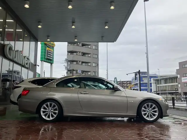 ＢＭＷ ３３５ｉ カブリオレ 神奈川県 2010(平22)年 3.6万km プラチナブロンズ 電動オープン/新車時保証書/取扱説明書/前後クリアランスソナー/HIDヘッドライト/純正ナビ/（DVD/TV/CD/FM/AM)/純正アルミホイール/前席パワーシート/前席シートヒーター
