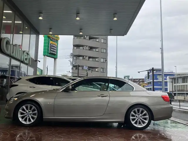 ＢＭＷ ３３５ｉ カブリオレ 神奈川県 2010(平22)年 3.6万km プラチナブロンズ 電動オープン/新車時保証書/取扱説明書/前後クリアランスソナー/HIDヘッドライト/純正ナビ/（DVD/TV/CD/FM/AM)/純正アルミホイール/前席パワーシート/前席シートヒーター