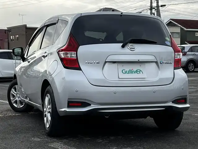 日産 ノート e－パワー B FOUR 道央・札幌 2020(令2)年 4.1万km ブリリアントシルバー ４WD/ワンオーナー/社外オーディオ/AM/FM/CD/衝突被害軽減ブレーキ/横滑り防止装置/レーンキープアシスト/クリアランスソナー/バックカメラ/サイドカメラ/フロントカメラ/全方位カメラ/アラウンドビューモニター/ETC/アイドリングストップ/DRIVEMODE/デジタルインナーミラー/プッシュスタート/スマートキー/ハロゲンヘッドライト/オートライト/フォグランプ/ヘッドライトレベライザー/電動格納ミラー/ウィンカーミラー/社外フロアマット/スペアキー