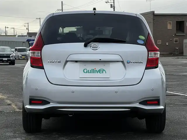 日産 ノート e－パワー B FOUR 道央・札幌 2020(令2)年 4.1万km ブリリアントシルバー ４WD/ワンオーナー/社外オーディオ/AM/FM/CD/衝突被害軽減ブレーキ/横滑り防止装置/レーンキープアシスト/クリアランスソナー/バックカメラ/サイドカメラ/フロントカメラ/全方位カメラ/アラウンドビューモニター/ETC/アイドリングストップ/DRIVEMODE/デジタルインナーミラー/プッシュスタート/スマートキー/ハロゲンヘッドライト/オートライト/フォグランプ/ヘッドライトレベライザー/電動格納ミラー/ウィンカーミラー/社外フロアマット/スペアキー