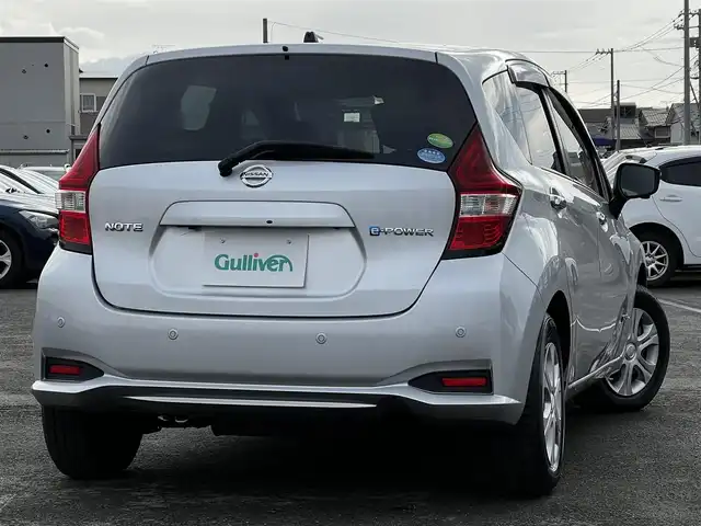 日産 ノート e－パワー B FOUR 道央・札幌 2020(令2)年 4.1万km ブリリアントシルバー ４WD/ワンオーナー/社外オーディオ/AM/FM/CD/衝突被害軽減ブレーキ/横滑り防止装置/レーンキープアシスト/クリアランスソナー/バックカメラ/サイドカメラ/フロントカメラ/全方位カメラ/アラウンドビューモニター/ETC/アイドリングストップ/DRIVEMODE/デジタルインナーミラー/プッシュスタート/スマートキー/ハロゲンヘッドライト/オートライト/フォグランプ/ヘッドライトレベライザー/電動格納ミラー/ウィンカーミラー/社外フロアマット/スペアキー