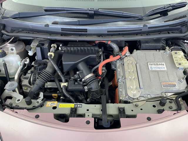 日産 ノート e－パワー メダリスト 栃木県 2017(平29)年 5.1万km ピンク 純正ナビ(MM316D-W)/CD/DVD/AM/FM/Bluetooth/アラウンドビューモニター/スマートルームミラー/ステアリングスイッチ/衝突軽減ブレーキ/レーンキープアシスト/横滑り防止装置/電動格納ミラー/スマートキー/オートライト/フロアマット/ドアバイザー/保証書/取扱説明書