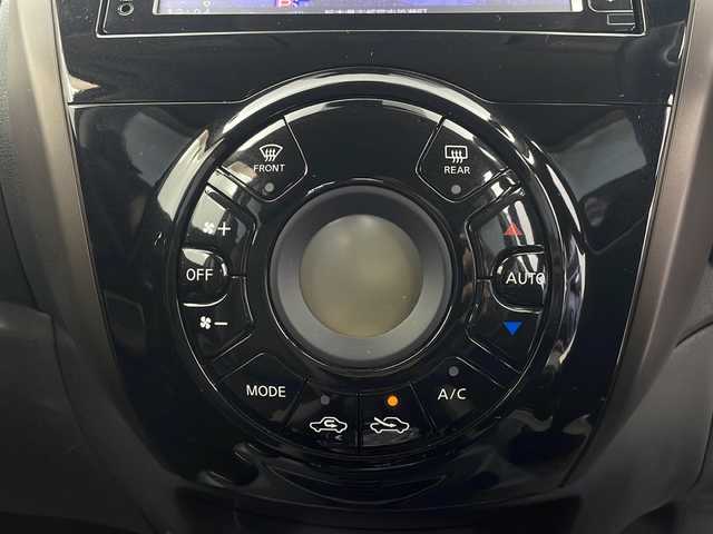 日産 ノート e－パワー メダリスト 栃木県 2017(平29)年 5.1万km ピンク 純正ナビ(MM316D-W)/CD/DVD/AM/FM/Bluetooth/アラウンドビューモニター/スマートルームミラー/ステアリングスイッチ/衝突軽減ブレーキ/レーンキープアシスト/横滑り防止装置/電動格納ミラー/スマートキー/オートライト/フロアマット/ドアバイザー/保証書/取扱説明書