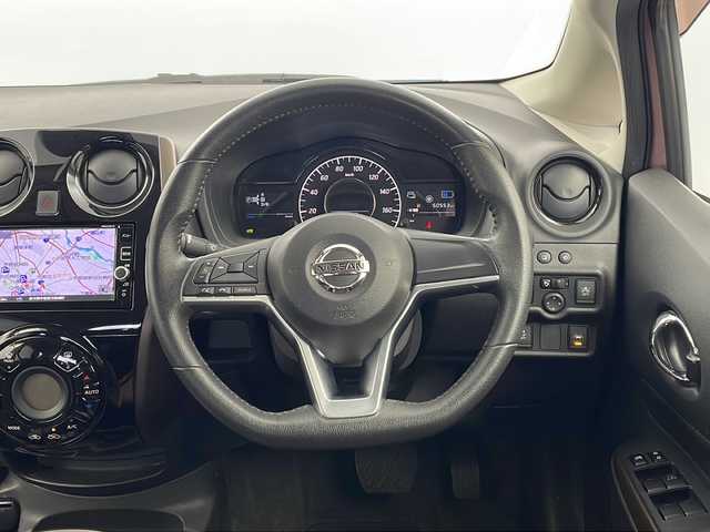 日産 ノート e－パワー メダリスト 栃木県 2017(平29)年 5.1万km ピンク 純正ナビ(MM316D-W)/CD/DVD/AM/FM/Bluetooth/アラウンドビューモニター/スマートルームミラー/ステアリングスイッチ/衝突軽減ブレーキ/レーンキープアシスト/横滑り防止装置/電動格納ミラー/スマートキー/オートライト/フロアマット/ドアバイザー/保証書/取扱説明書