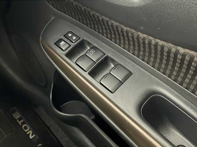 日産 ノート e－パワー メダリスト 栃木県 2017(平29)年 5.1万km ピンク 純正ナビ(MM316D-W)/CD/DVD/AM/FM/Bluetooth/アラウンドビューモニター/スマートルームミラー/ステアリングスイッチ/衝突軽減ブレーキ/レーンキープアシスト/横滑り防止装置/電動格納ミラー/スマートキー/オートライト/フロアマット/ドアバイザー/保証書/取扱説明書