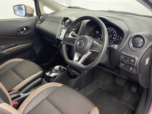 日産 ノート e－パワー メダリスト 栃木県 2017(平29)年 5.1万km ピンク 純正ナビ(MM316D-W)/CD/DVD/AM/FM/Bluetooth/アラウンドビューモニター/スマートルームミラー/ステアリングスイッチ/衝突軽減ブレーキ/レーンキープアシスト/横滑り防止装置/電動格納ミラー/スマートキー/オートライト/フロアマット/ドアバイザー/保証書/取扱説明書