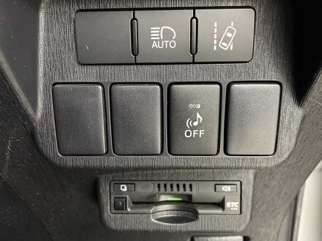 トヨタ プリウス α S ツーリングセレクション 埼玉県 2018(平30)年 4.7万km シルバーM 純正ナビ　/　（TV/BT/FM/AM/SD)/バックカメラ　/前方ドライブレコーダー　/ビルトインＥＴＣ　/クルーズコントロール　/レーンキープアシスト　/オートマチックハイビーム　/先行車発進お知らせ機能　/革巻きハンドル　/純正フロアマット　/純正アルミホイール